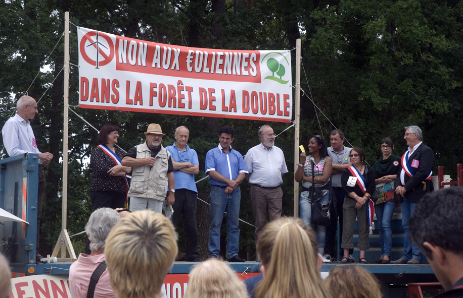 Manifestation au Grand &eacutetang de La Jemaye le 7 août 2014 contre les éoliennes dans la forêt de la Double
